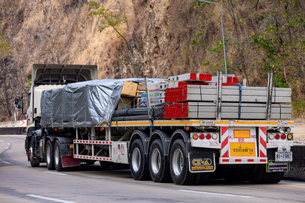 รถขนส่งแม่สอด