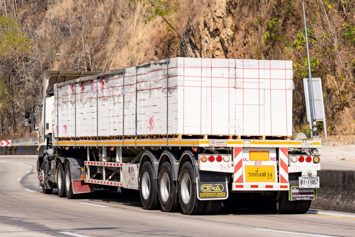 รถขนส่งแม่สอด