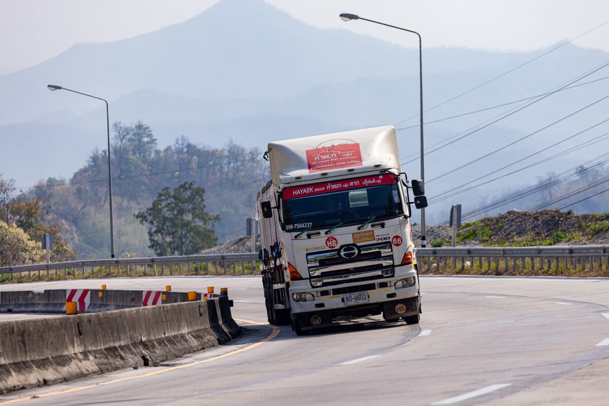 รถขนส่งแม่สอด